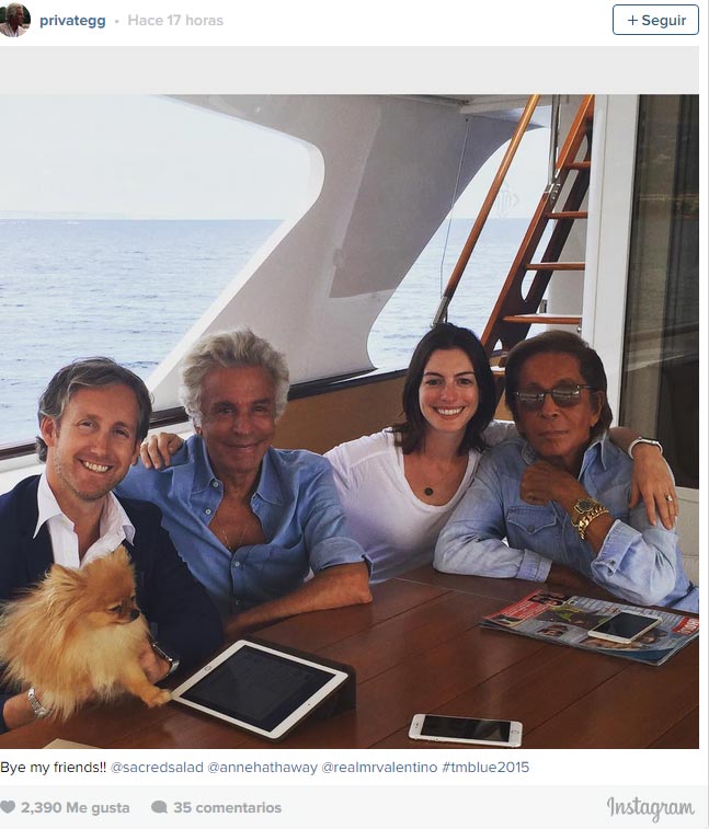 Anne Hathaway y Valentino leen ¡HOLA! a bordo de su barco