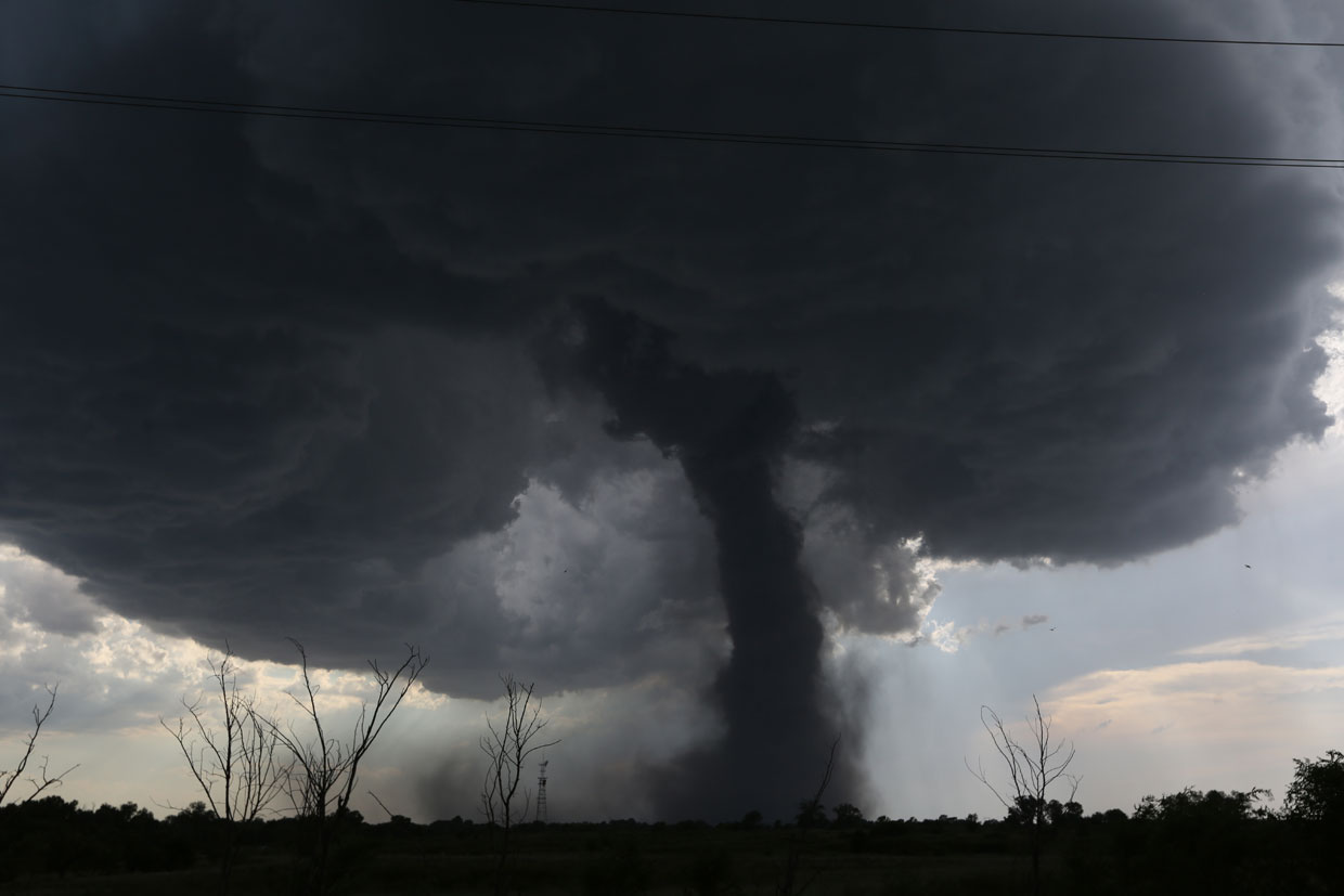 Un espeluznante tornado tocó tierra en Kansas