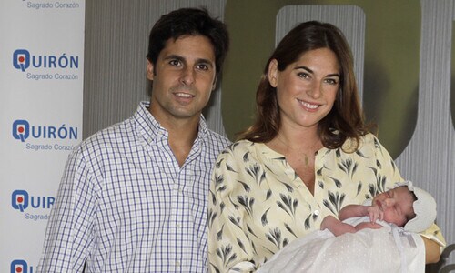Lourdes Montes sale del hospital con Francisco Rivera y su hija Carmen en brazos