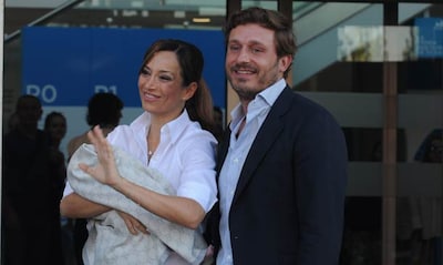 Sonia González y Juan Peña abandonan el hospital con el pequeño Tristán