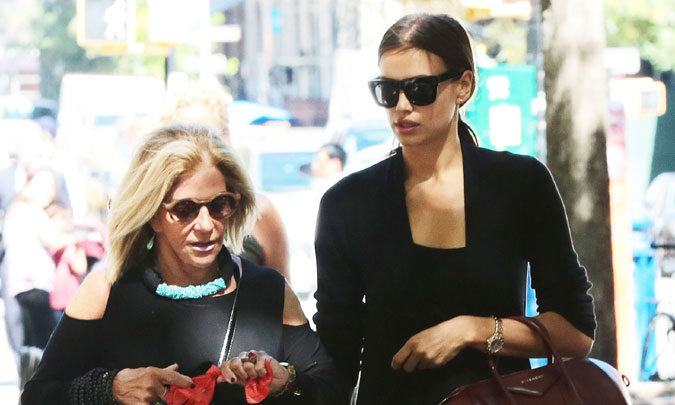 Irina Shayk y la madre de Bradley Cooper, juntas en Nueva York con una compañía muy especial 