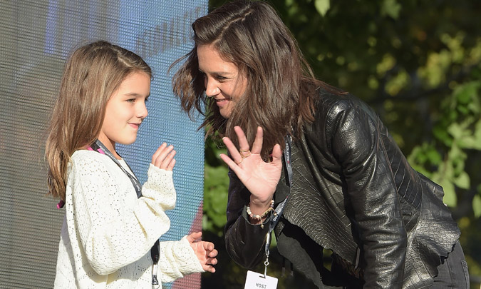 Suri Cruise se sube por primera vez a un escenario