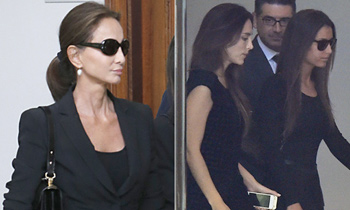 Isabel Preysler visita junto a sus hijas el cementerio en el primer aniversario de la muerte de Miguel Boyer