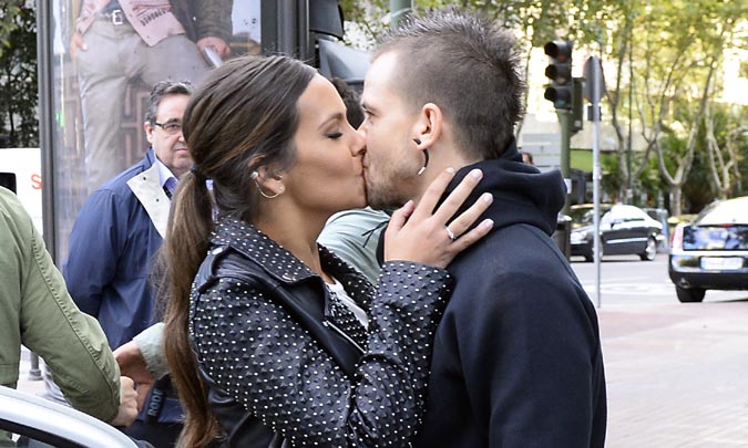 Cristina Pedroche tras anunciar en exclusiva su boda en ¡HOLA!... besos, sonrisas y mucho amor 