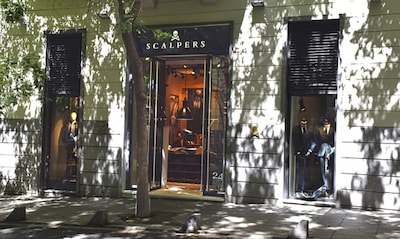 Carlos Sainz, Samanta Vallejo-Nágera y Rubén de la Red, testigos de excepción en la apertura de la nueva tienda de Scalpers