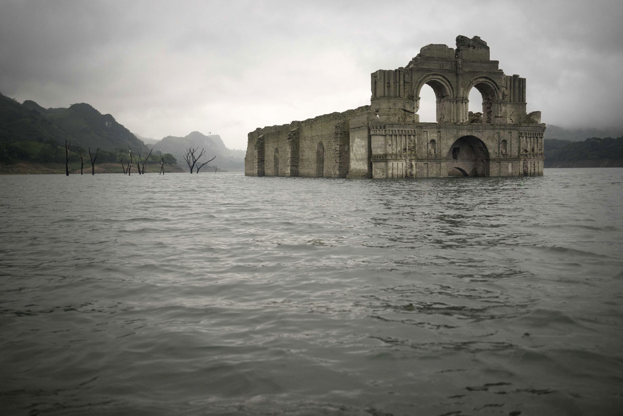 Una iglesia resurge de las aguas