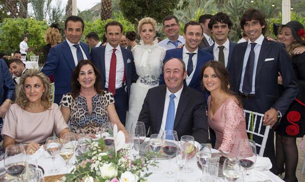 Carmen Martínez-Bordíu, muy bien acompañada en la boda del torero 'Rafaelillo'