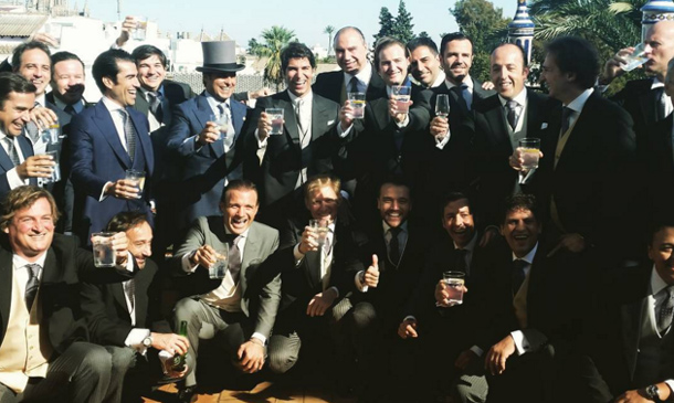 El novio brinda con sus invitados minutos antes de la boda