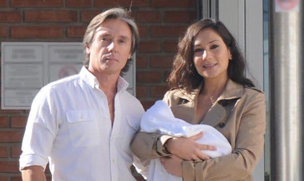 Israel Bayón y Cristina Sainz abandonan el hospital con su hija Daniela en brazos