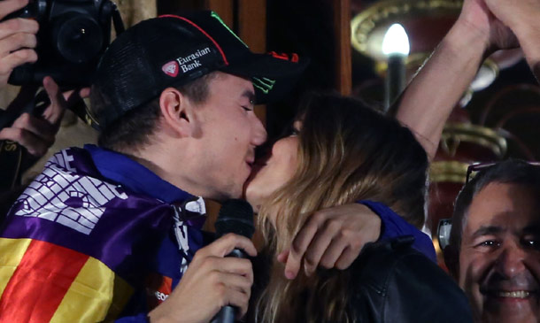 El beso de Jorge Lorenzo y su novia Nuria Tomás... marca 'Iker y Sara'