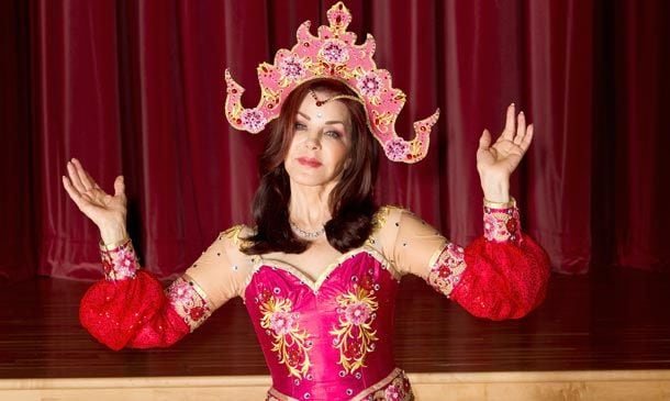 Priscilla Presley, 'una divertida genio de la lámpara' a sus 70 años