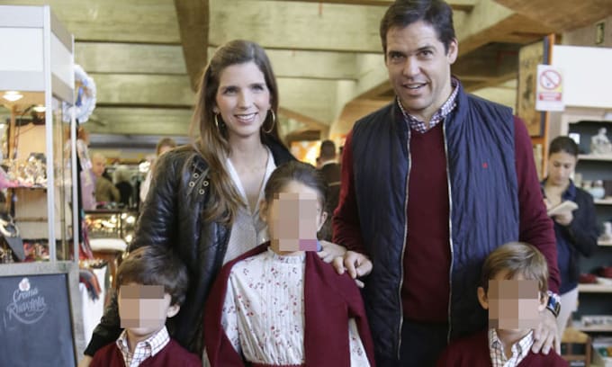 Luis Alfonso de Borbón y Margarita Vargas se divierten con sus hijos en el Rastrillo Nuevo Futuro