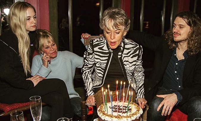 Melanie Griffith orgullosa de su madre en su 86 cumpleaños: '¡Ella es la bomba!'