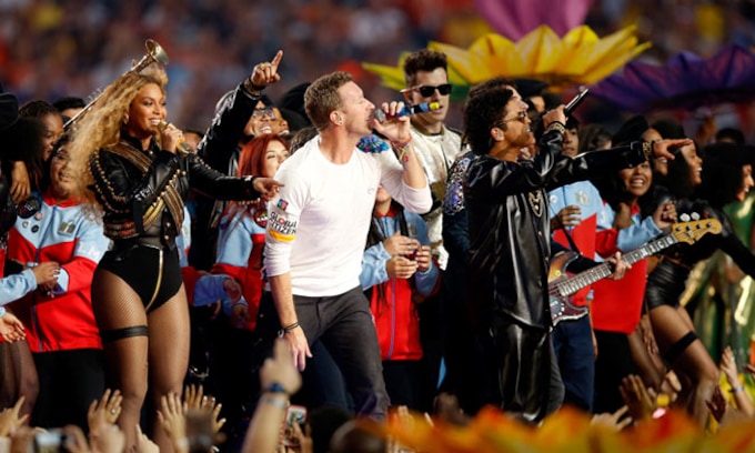 Chris Martin hace bailar hasta a su ex, Beyoncé y su tropiezo artístico... ¡bienvenidos a la Super Bowl!