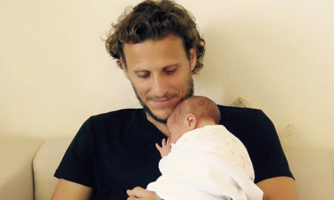 Diego Forlán presenta a su primer hijo: ‘¡Bienvenido Martín!’