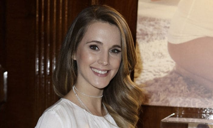 Astrid Klisans presume de barriguita en su quinto mes de embarazo