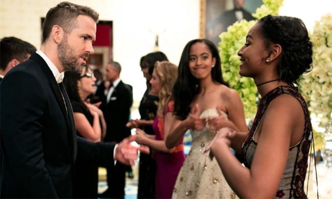 ¡Qué emoción! El divertido momento en que Malia y Sasha Obama conocen a Ryan Reynolds