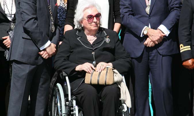 Doña Pilar de Borbón, en silla de ruedas o con muletas, no se pierde las procesiones de Semana Santa