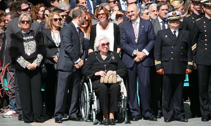 Doña Pilar de Borbón, en silla de ruedas o con muletas, no se pierde las procesiones de Semana Santa