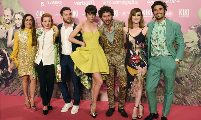 'Looks' imposibles, dos actrices con un mismo vestido... la extravagante fiesta de Paco León