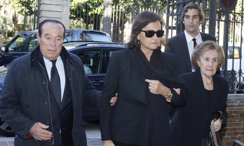 Carmen Tello da el último adiós a su padre arropada por familiares y amigos