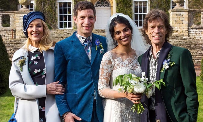 Mick Jagger y Jerry Hall con su recién estrenado marido, Rupert Murdoch, coinciden en la boda de su hijo