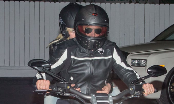 Ni te imaginas qué famosa cantante acompaña a Bradley Cooper en su moto