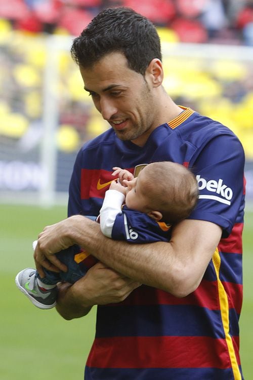 Sergio Busquets salta al campo por primera vez con su hijo en brazos