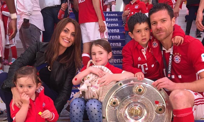 Nagore Aranburu y sus tres pequeños, incondicionales de Xabi Alonso