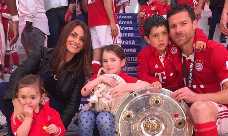 Nagore Aranburu y sus tres pequeños, incondicionales de Xabi Alonso