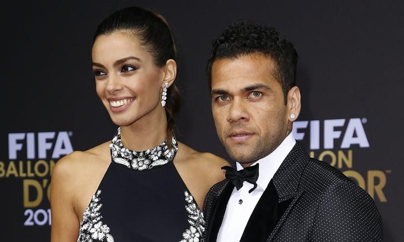 En ¡HOLA!, Dani Alves y Joana Sanz se han casado en secreto en París