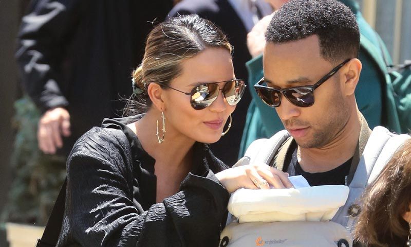 John Legend defiende a su esposa de las críticas que cuestionan su comportamiento como madre