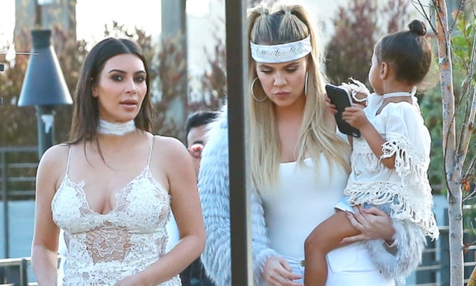 'Sencilla, ¿yo?' El último (e indescriptible) 'look' de las hermanas Kardashian