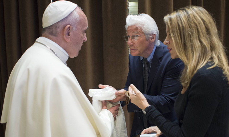 Exclusiva: El regalo, cargado de simbolismo, que Richard Gere le entregó al Papa Francisco