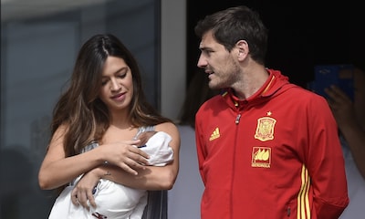 Iker Casillas y Sara Carbonero abandonan el hospital con el pequeño Lucas