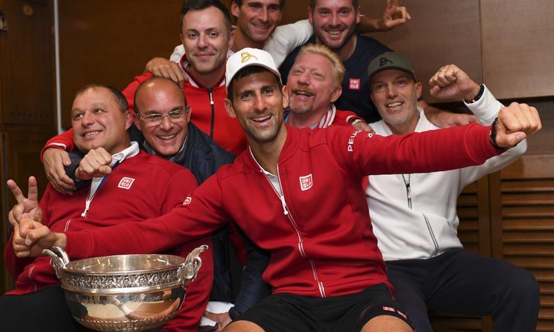Djokovic cantando 'A mi manera' y 'Volare' tras su triunfo en Roland Garros ¡Tienes que verlo!