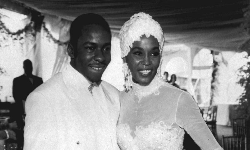 Su vestido de boda, sus premios... los recuerdos más personales de Whitney Houston, a subasta con polémica incluida