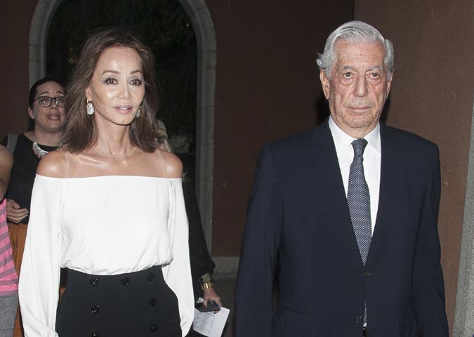 Isabel Preysler junto a Mario Vargas Llosa en la entrega del último reconocimiento al escritor