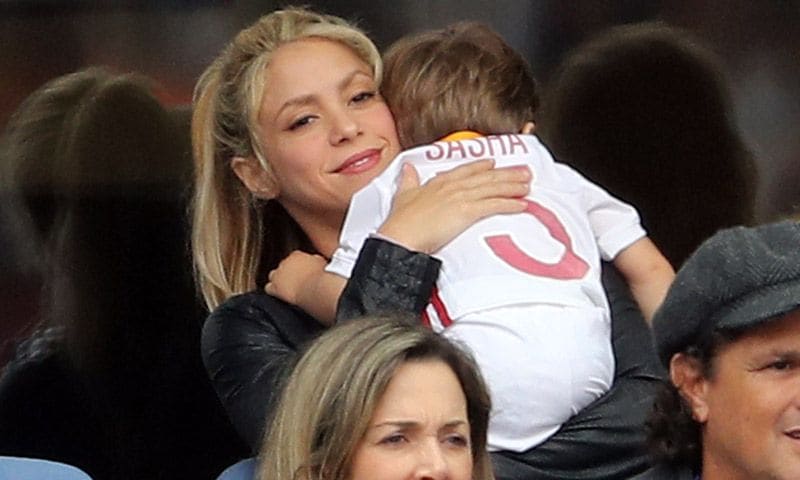 Mimos, cosquillas, biberones... Shakira, una madraza con Milan y Sasha