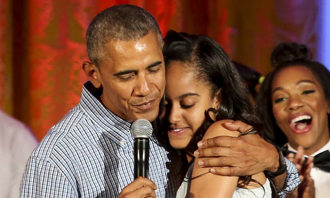 Barack Obama le canta el 'cumpleaños feliz' a su hija Malia, antes de emprender su visita a España