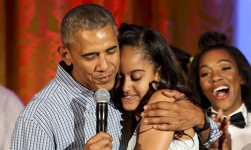 Barack Obama le canta el 'cumpleaños feliz' a su hija Malia, antes de emprender su visita a España