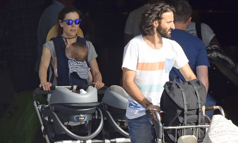 ¡Su primer verano en familia! Raquel Sánchez Silva y Matías Dumont aterrizan en Ibiza con sus hijos