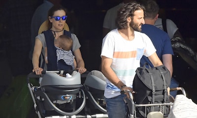 ¡Su primer verano en familia! Raquel Sánchez Silva y Matías Dumont aterrizan en Ibiza con sus hijos