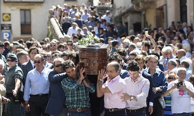 Enrique Ponce, El Juli, Cayetano Rivera y Espartaco arropan a la viuda del torero Víctor Barrio en su desconsolado último adiós