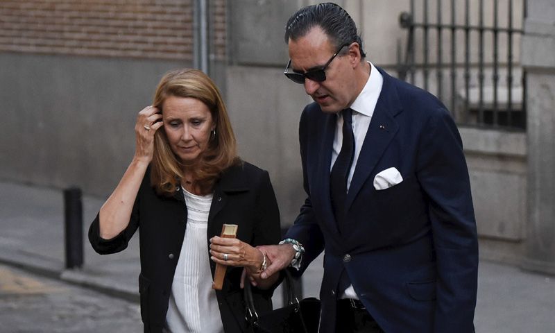 Jaime de Marichalar y su hija, Victoria Federica, en el funeral por su tío José María Saénz de Tejada