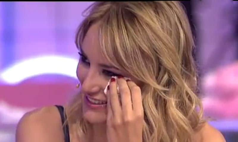 Alba Carrillo, sin poder contener las lágrimas en su estreno en televisión