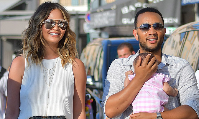 John Legend y Chrissy Teigen disfrutan de sus primeras vacaciones con su 'muñeca'