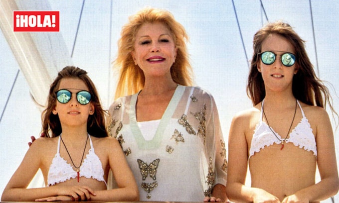 En ¡HOLA!, el glamuroso verano de la Baronesa Thyssen y sus hijas a bordo del espectacular 'Mata Mua'