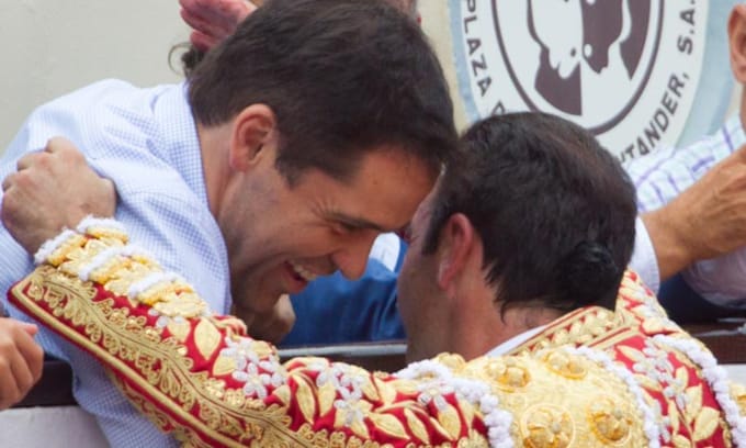 Luis Alfonso de Borbón felicita a su buen amigo Enrique Ponce tras una faena para la historia