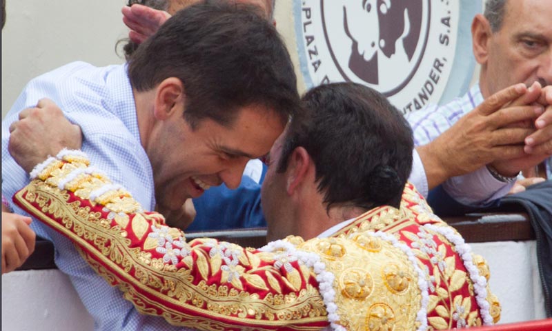 Luis Alfonso de Borbón felicita a su buen amigo Enrique Ponce tras una faena para la historia